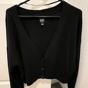 New GAP 3 button cardigan in black